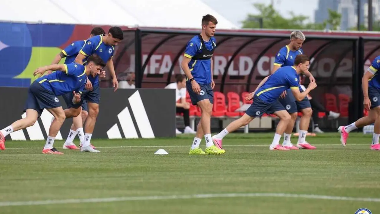Samed Bazdar con la Selecci&oacute;n de Bosnia durante un entrenamiento / NFS BIH