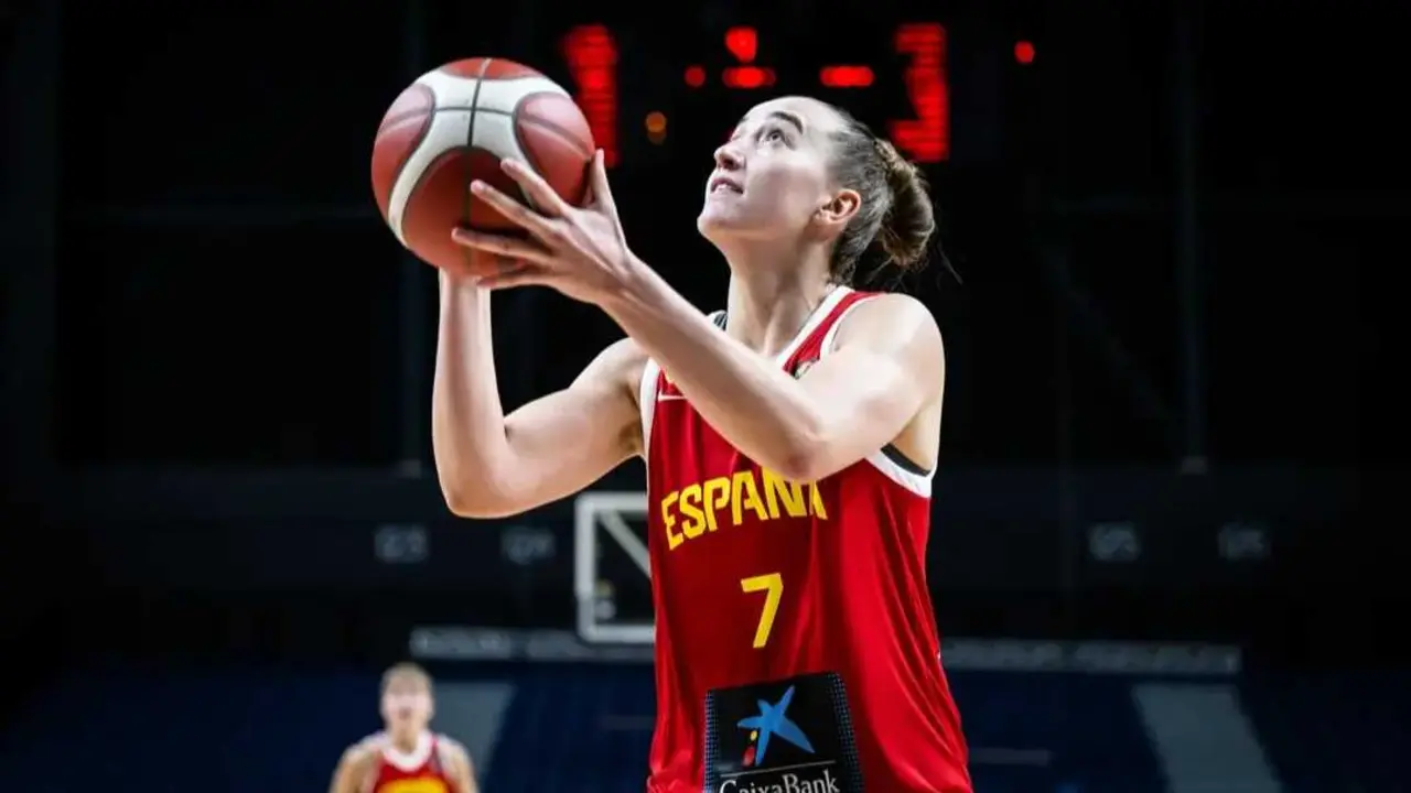 Carla Brito, durante un duelo con Espa&ntilde;a U20. Fotograf&iacute;a: FIBA.