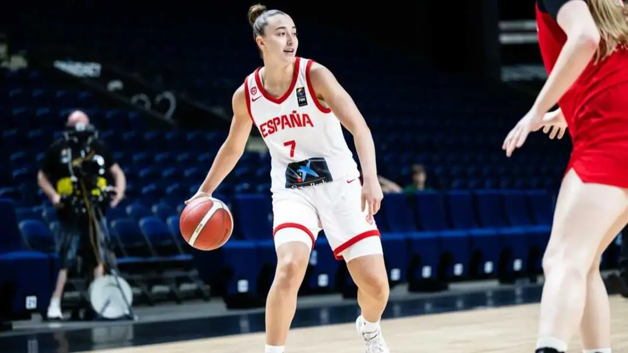 Carla Brito durante un duelo con Espa&ntilde;a U20. Fotograf&iacute;a: FIBA.