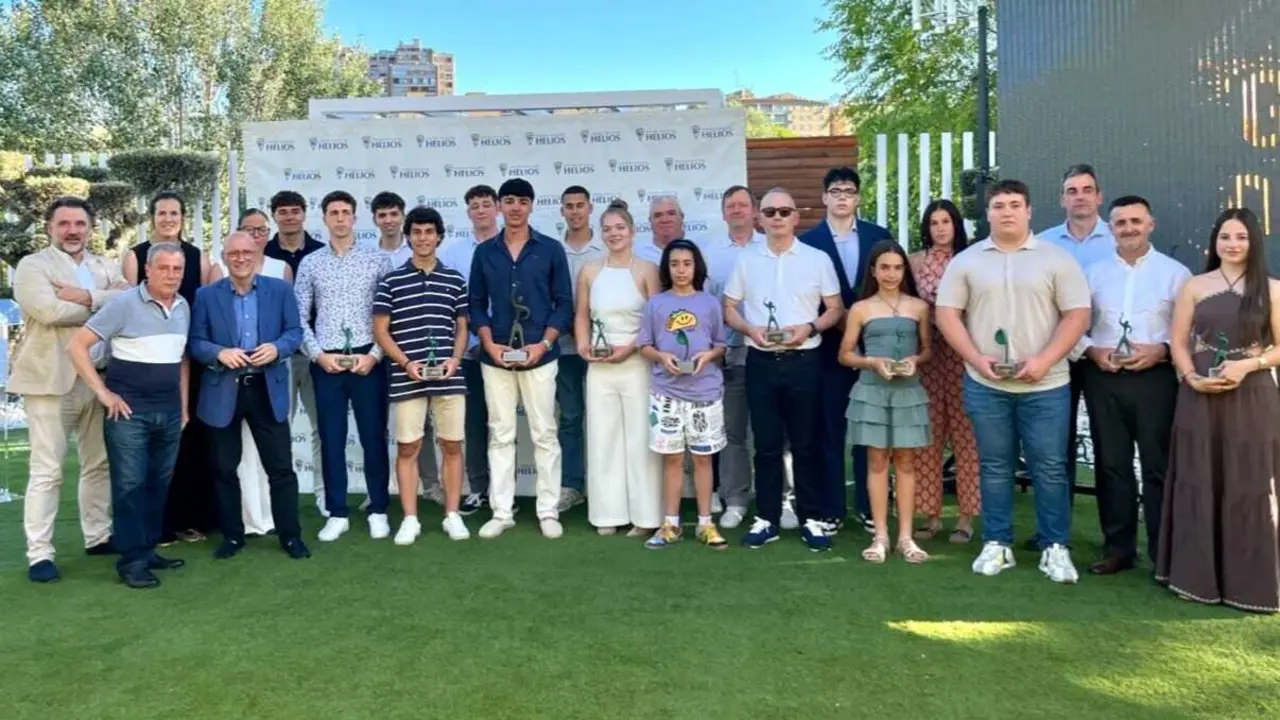 Foto de familia a la conclusi&oacute;n de la Gala del Deporte celebrada por el CN Helios. Fotograf&iacute;a: CN Helios.