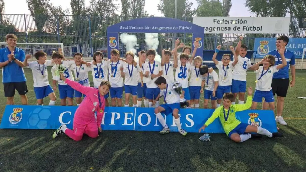 El alev&iacute;n B del Marianistas festeja el t&iacute;tulo. Fotograf&iacute;a: RFAF.