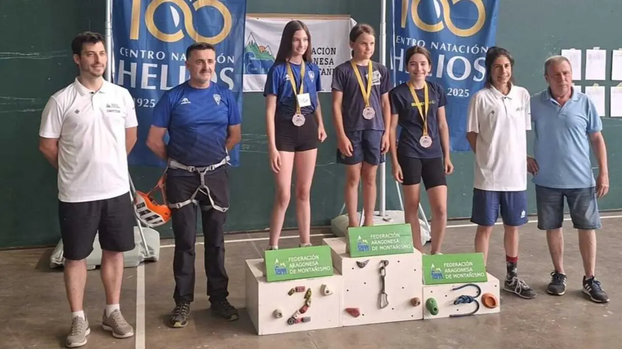 Podio femenino Sub-13 del Campeonato Escolar Arag&oacute;n de Escalada Dificultad. Fotograf&iacute;a: CN Helios.