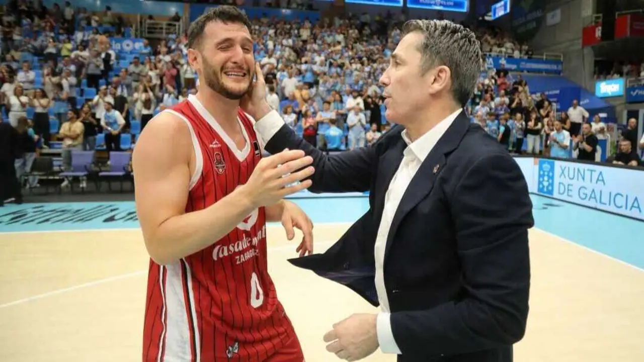 Marco Spissu, junto Garc&iacute;a de Vitoria, sacando todo lo que llevaba dentro tras anotar el triple en Lugo. Fotograf&iacute;a: ACB.