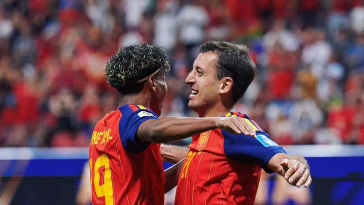 Lamine y Oyarz&aacute;bal celebran el primer gol de Espa&ntilde;a ante Arabia / RFEF