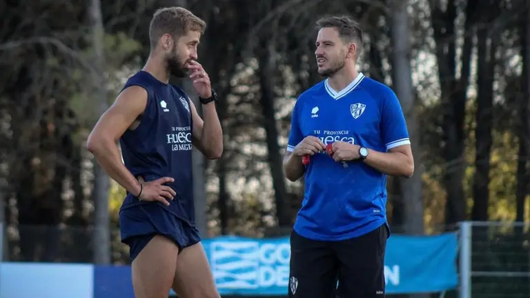 Sergi Guill&oacute; habla con Jorge Pulido durante un entrenamiento. Foto: SD Huesca