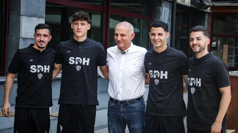 &Aacute;ngel Mart&iacute;n Gonz&aacute;lez con cuatro fichajes en Benasque. Foto: SDHuesca