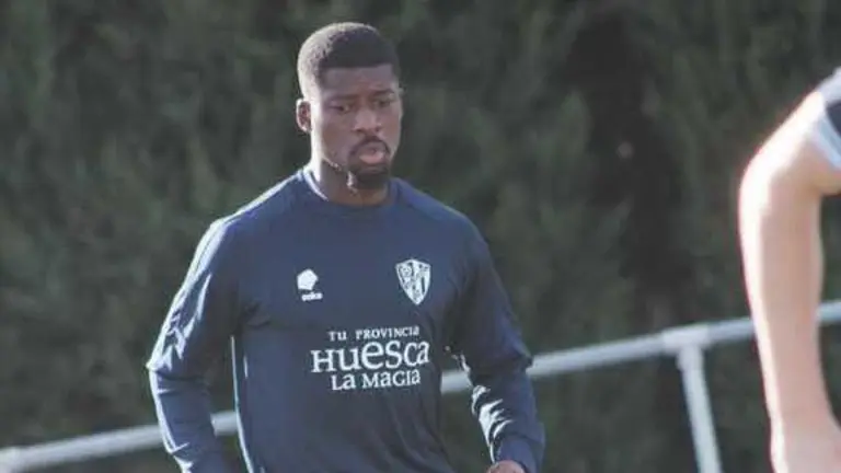 Samuel Ntamack en un entrenamiento del Huesca. / SDHuesca