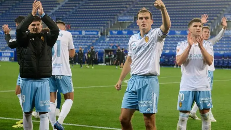El Real Zaragoza y una imagen de la victoria / LALIGA
