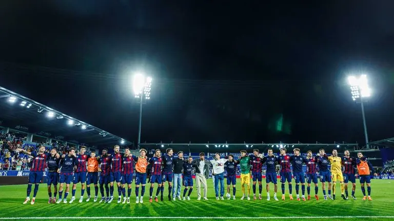 Los jugadores de la SD Huesca celebran una semana en Playoff