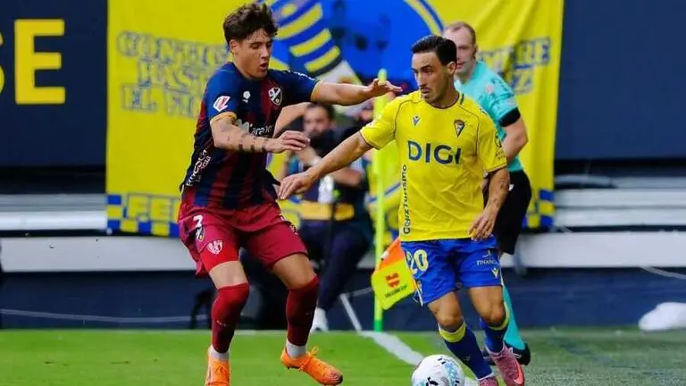 Ro Abajas persigue a Iza Carcel&eacute;n durante el encuentro. Fotograf&iacute;a: LaLiga.