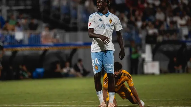 Paul Akouokou durante un partido con el Real Zaragoza / Marcos Cebri&aacute;n