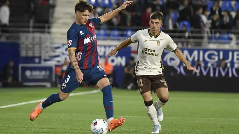 Ro Abajas da un pase ante la UD Las Palmas / LaLiga