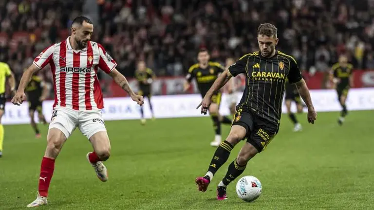 Mario Sober&oacute;n durante el Sporting - Real Zaragoza / LaLiga