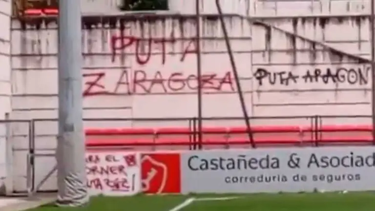 Pintadas contra el Real Zaragoza y Arag&oacute;n en el campo de la Mutilvera / &Aacute;lvaro Puertas