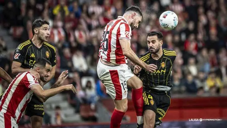 Insua y Tachi en un duelo a&eacute;reo / LaLiga