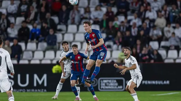 Kortajarena salta a por un bal&oacute;n ante el Albacete / LaLiga