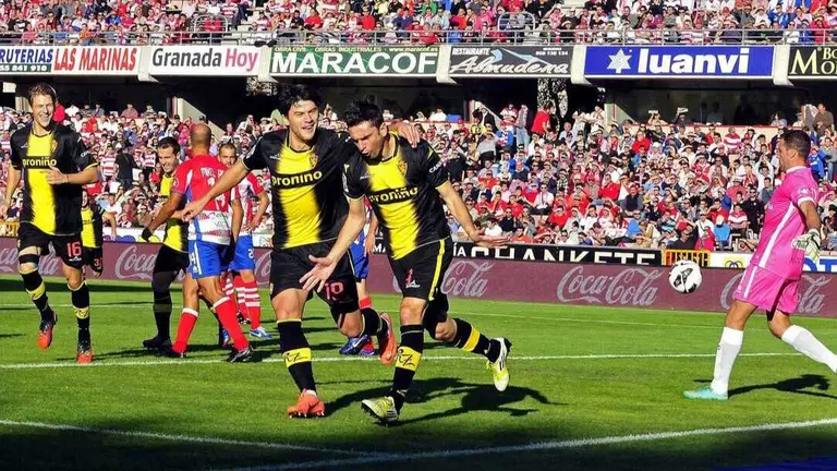 Helder Postiga celebra el gol de la &uacute;ltima victoria del Real Zaragoza en Granada / EFE