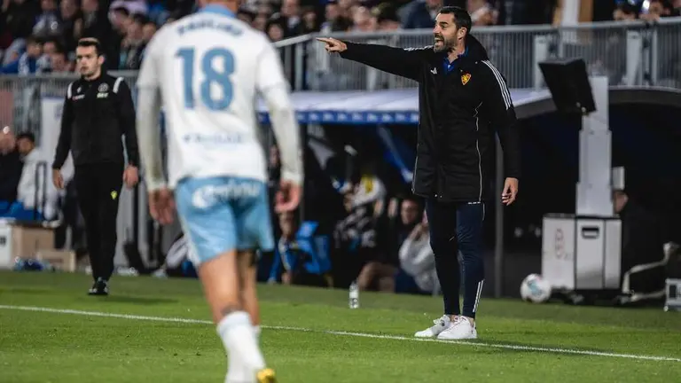 Rub&eacute;n Sell&eacute;s dando indicaciones en el Real Zaragoza-Deportivo / Marcos Cebri&aacute;n