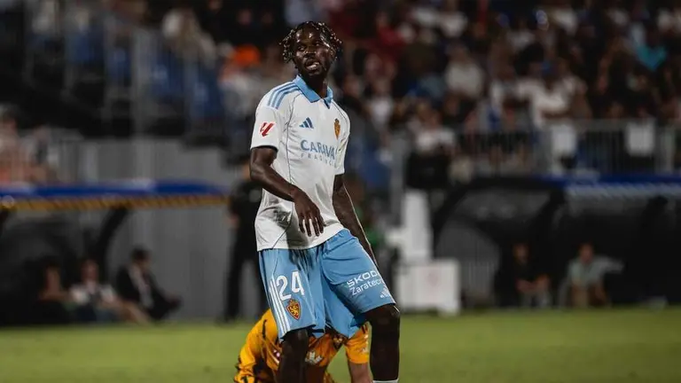 Paul Akouokou durante un partido con el Real Zaragoza / Marcos Cebri&aacute;n