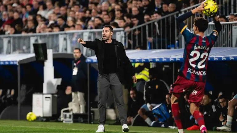 Rub&eacute;n Sell&eacute;s logra su primer triunfo en el Real Zaragoza / MARCOS CEBRI&Aacute;N