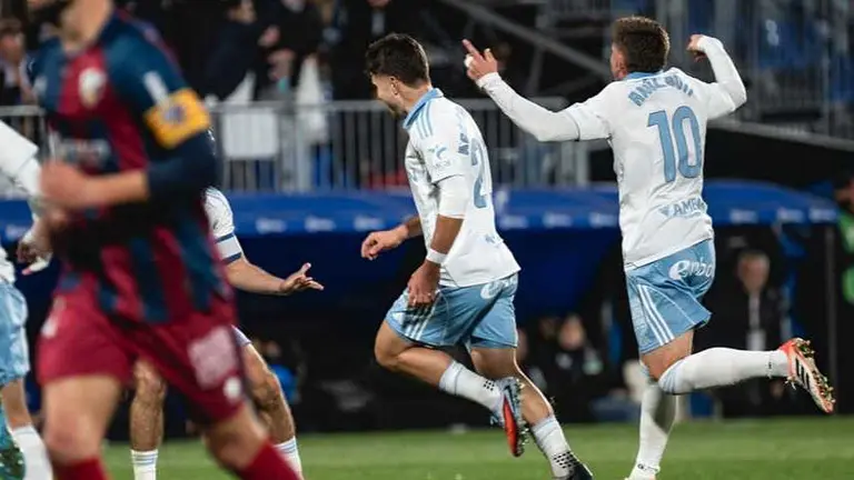 Mart&iacute;n Aguirregabiria celebra su gol ante la SD Huesca / MARCOS CEBRI&Aacute;N