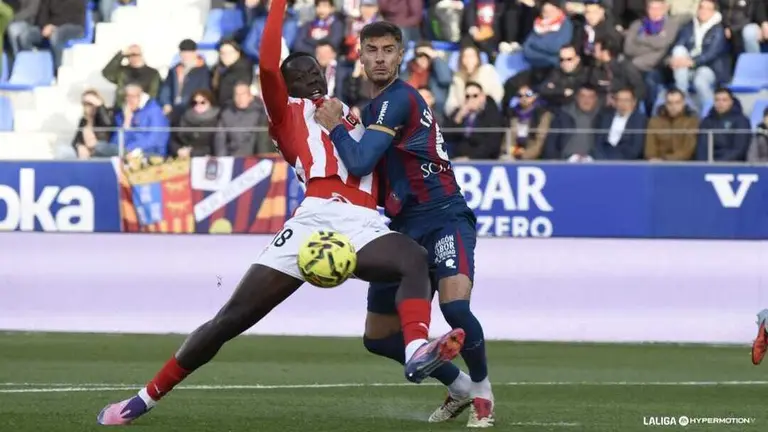Pi&ntilde;a frena a Amadou / LaLiga