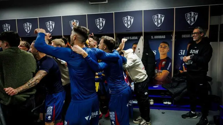Bolo observa como celebran sus jugadores el triunfo / SD Huesca