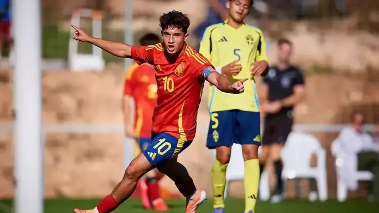 Gorka Buil celebra un gol con Espa&ntilde;a sub 16 / SE F&uacute;tbol