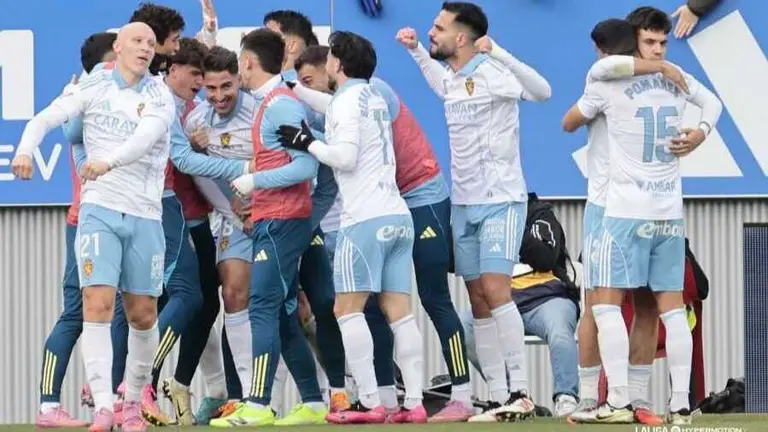 El Real Zaragoza festejando el gol de Francho. Fotograf&iacute;a: LaLiga.