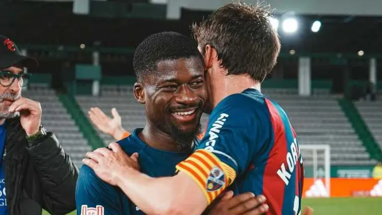 Ntamack y Kortajarena se abrazan / SD Huesca