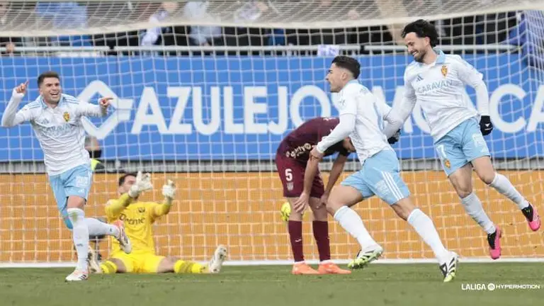 Toni Moya celebra con Sebas Moyano y Guti su gol / LaLiga