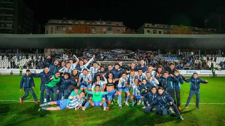 Jugadores del Talavera celebran el pase a dieciseisavos de la Copa del Rey