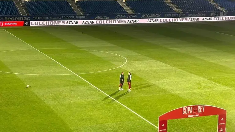 Samed Bazdar y Dani G&oacute;mez en el c&eacute;sped del Ibercaja Estadio antes del Real Zaragoza - Burgos