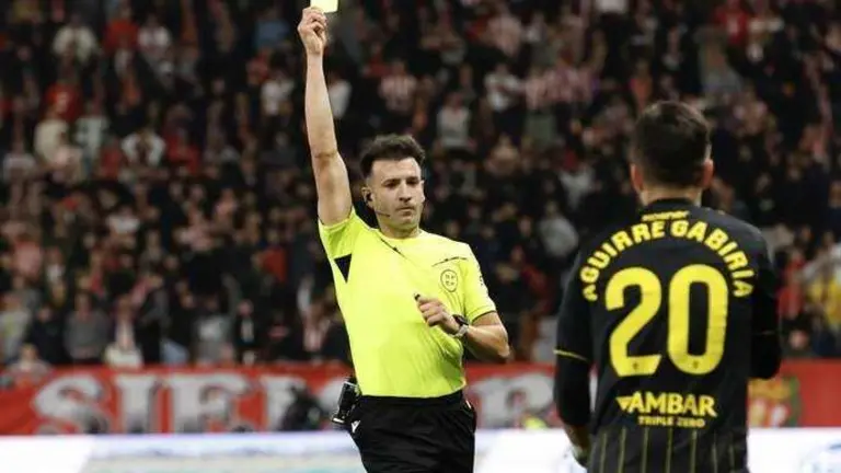 Germ&aacute;n Cid Camacho arbitrando al Real Zaragoza