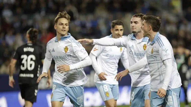 Jugadores del Real Zaragoza celebran el gol de Dani G&oacute;mez al M&aacute;laga / LaLiga