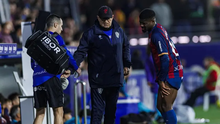 Ntamack se retira lesionado / SD Huesca