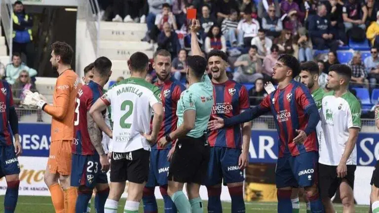 Pulido ve la roja en el &uacute;ltimo partido ante el Racing / LaLiga
