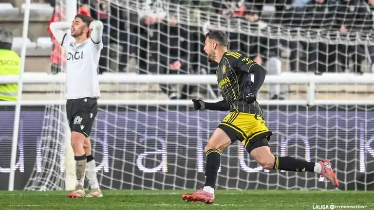 Sinan Bakis celebrando su gol ante el Burgos / LaLiga