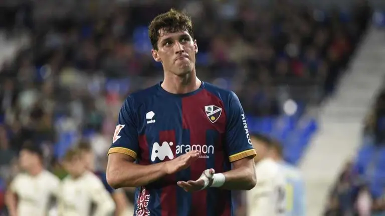 Enol aplaude a su afici&oacute;n / SD Huesca
