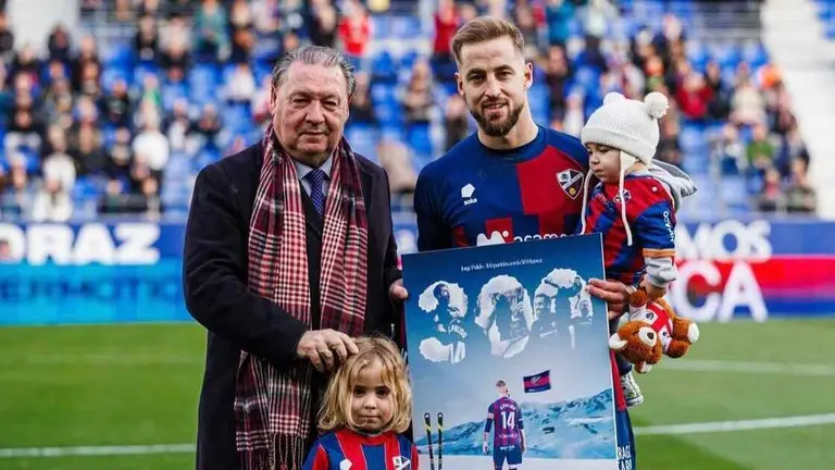Pulido junto a Lasaosa y a sus dos hijos / SD Huesca