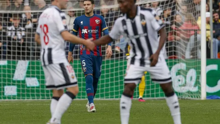 Pi&ntilde;a de fondo mientras se felicitan los locales. | Foto: LaLiga