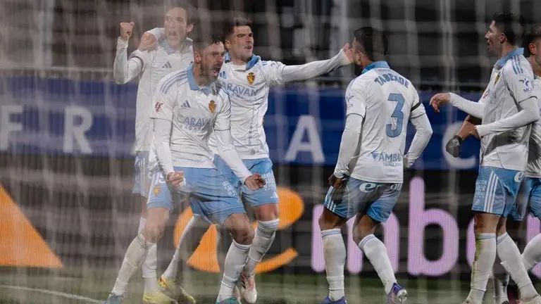 Jugadores del Real Zaragoza celebran gol ante la UD Las Palmas / Marcos Cebri&aacute;n