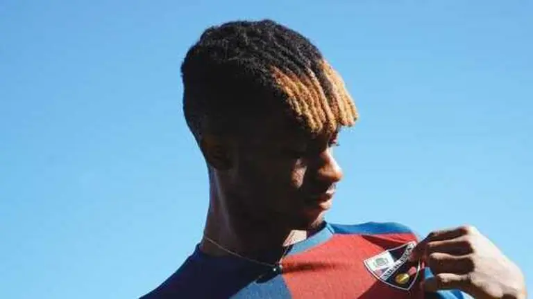 Efe posa con la camiseta del Huesca / SD Huesca