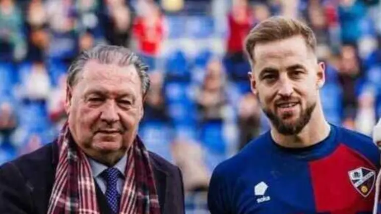 Jorge Pulido y Agust&iacute;n Lasaosa sobre el c&eacute;sped de El Alcoraz / SD Huesca