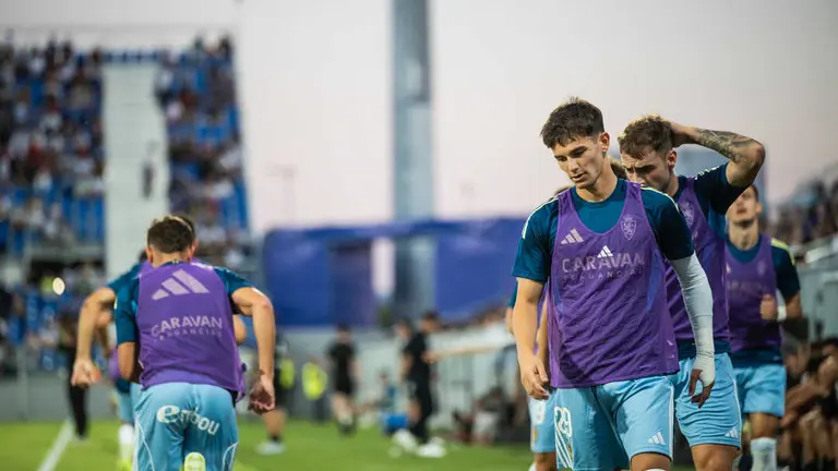 Jugadores del Real Zaragoza calentando / MARCOS CEBRI&Aacute;N