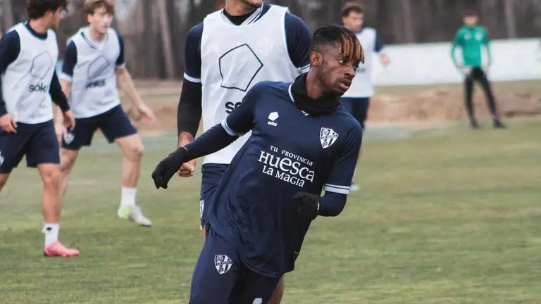 Efe Aghama ante el filial / SD Huesca