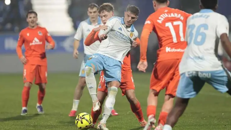 Guti protegiendo un bal&oacute;n en el Real Zaragoza - Real Sociedad B / LaLiga