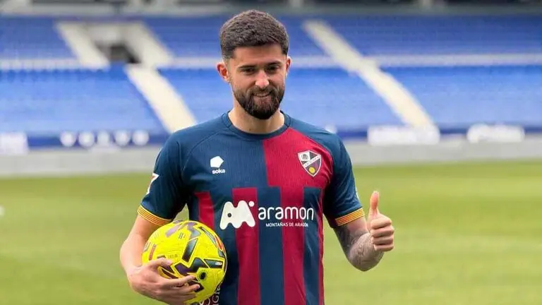 Jordi Escobar en su presentaci&oacute;n con la SD Huesca