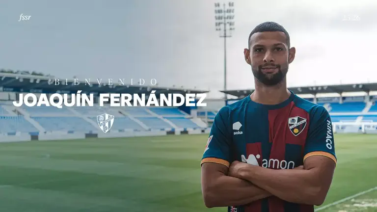 Joaqu&iacute;n Fern&aacute;ndez posa como nuevo jugador de la SD Huesca. Fotograf&iacute;a: SDH.