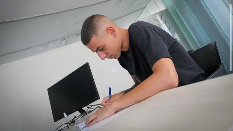 Arribas firmando un contrato / SD Huesca